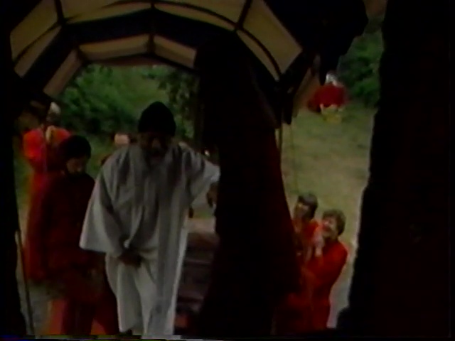 File:The Great Journey - Bhagwan Shree Rajneesh Coming from the East to the West (1982) ; still 32m 08s.jpg