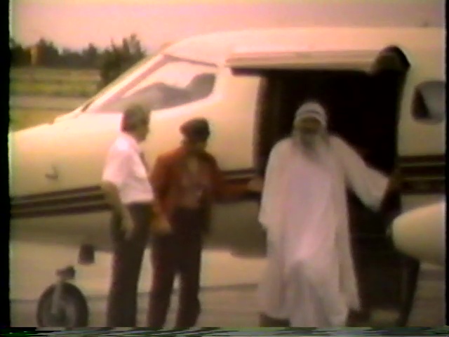 File:The Great Journey - Bhagwan Shree Rajneesh Coming from the East to the West (1982) ; still 43m 43s.jpg