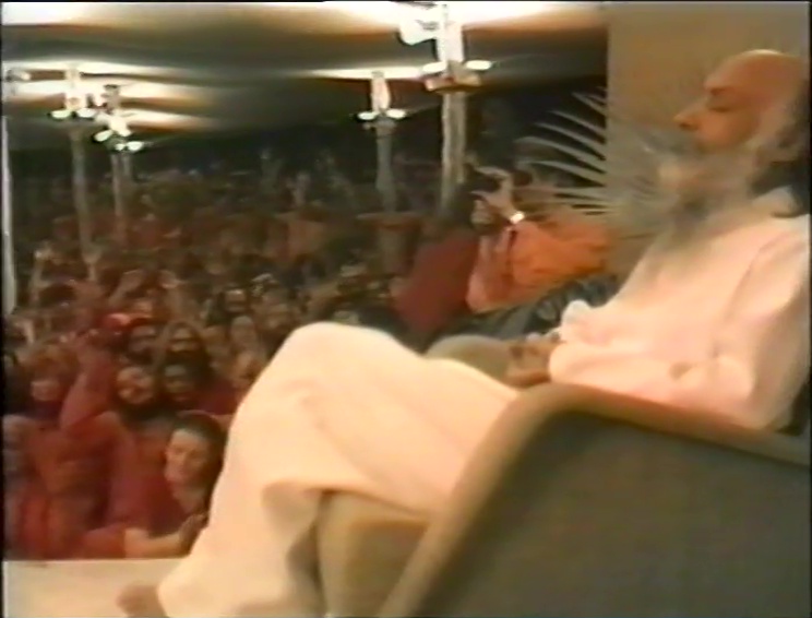 File:1979-07-10 Osho Guru Purnima (film) ; still 16min 39sec.jpg