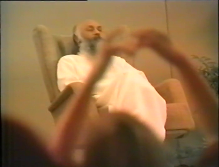 File:1979-07-10 Osho Guru Purnima (film) ; still 04min 37sec.jpg