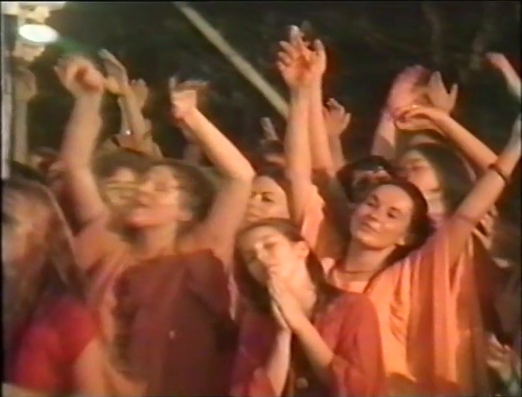 File:1979-07-10 Osho Guru Purnima (film) ; still 05min 39sec.jpg