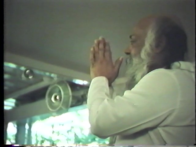 File:The Great Journey - Bhagwan Shree Rajneesh Coming from the East to the West (1982) ; still 14m 25s.jpg