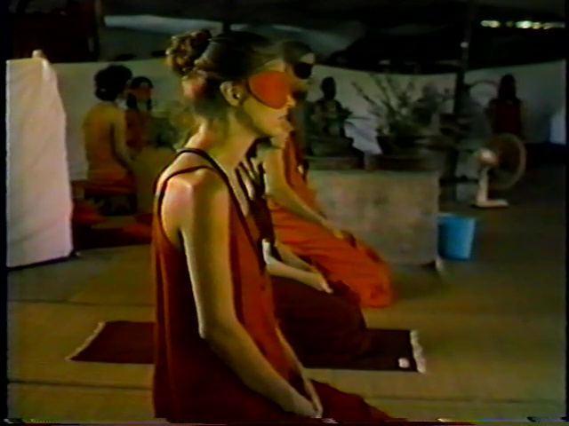 File:The Great Journey - Bhagwan Shree Rajneesh Coming from the East to the West (1982) ; still 04m 09s.jpg