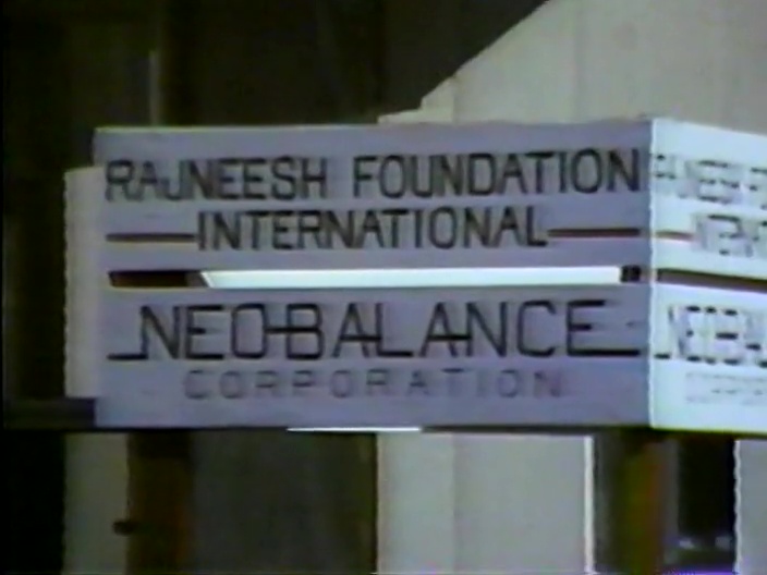 File:Rajneeshpuram - An Experiment to Provoke God (1993) ; still 11m 19s.jpg