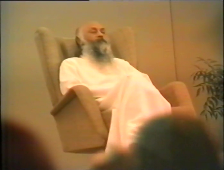 File:1979-07-10 Osho Guru Purnima (film) ; still 04min 34sec.jpg