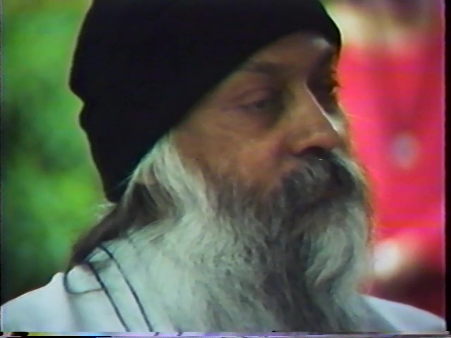 File:The Great Journey - Bhagwan Shree Rajneesh Coming from the East to the West (1982) ; still 25m 23s.jpg