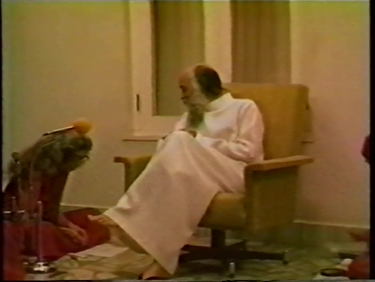 File:1979-09-14 Osho Darshan (film) ; still 00min 41sec.jpg