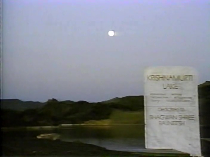 File:Rajneeshpuram - An Experiment to Provoke God (1993) ; still 25m 53s.jpg