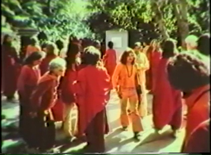 File:Shree Rajneesh Ashram - This Commune, the Buddhafield (1980) ; still 01m 52s.jpg
