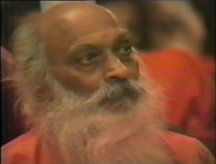 File:1979-07-10 Osho Guru Purnima (film) ; still 36min 26sec.jpg