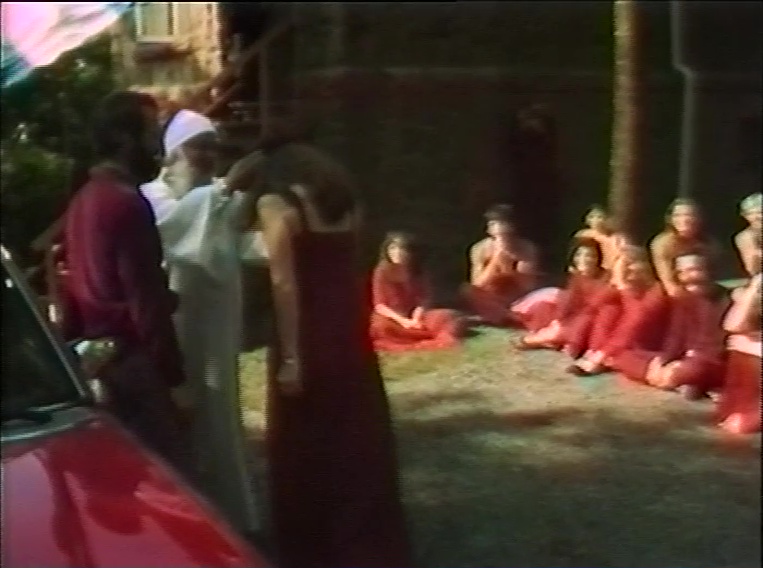 File:1981-06 Spontaneous Satsangs (film) ; still 10min 35sec.jpg