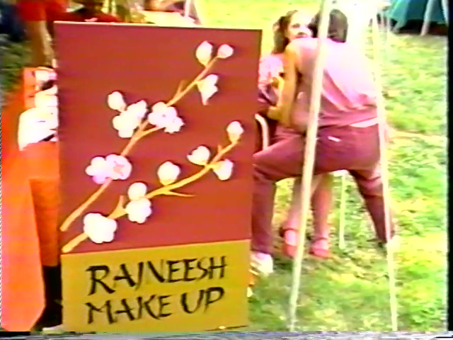 File:Rajneesh Review (1982) ; still 01m 41s.jpg