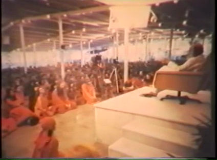 File:Shree Rajneesh Ashram - This Commune, the Buddhafield (1980) ; still 01m 43s.jpg