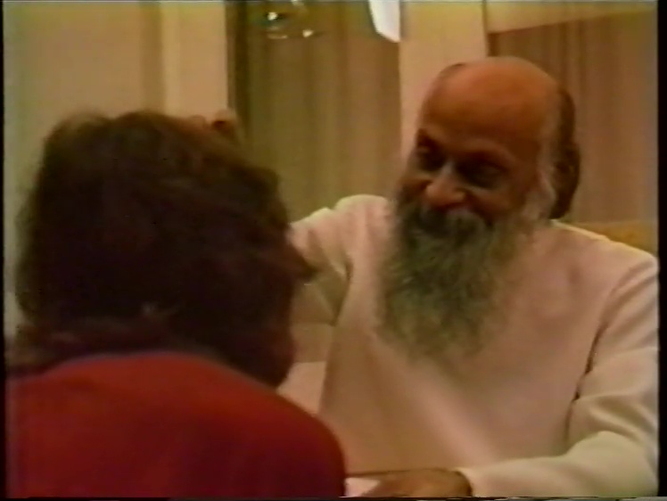 File:1979-09-14 Osho Darshan (film) ; still 01min 53sec.jpg