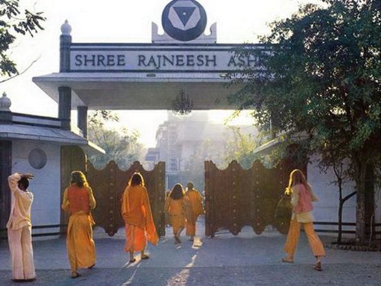 File:Gateless Gate, Shree Rajneesh Ashram.jpg
