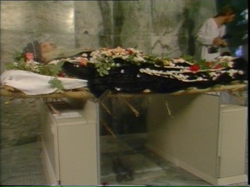 File:Osho Leaving the Body Tape 3 (1990) ; still 23m 13s.jpg