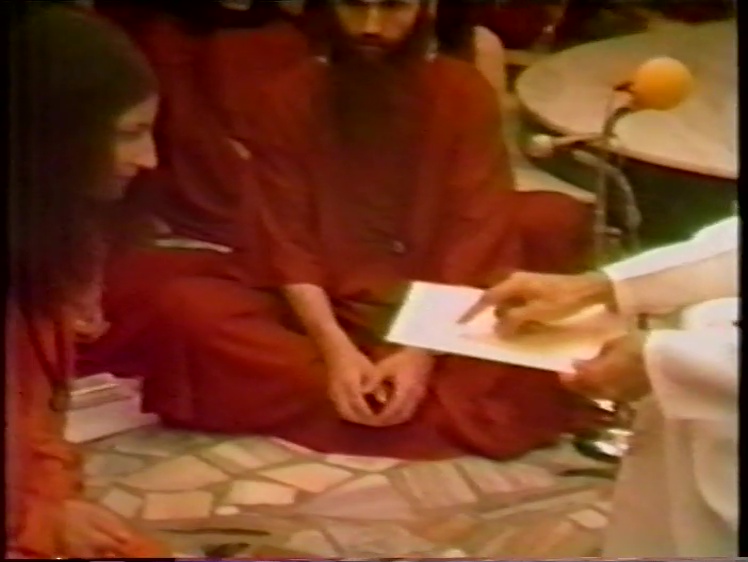 File:1979-09-14 Osho Darshan (film) ; still 10min 04sec.jpg