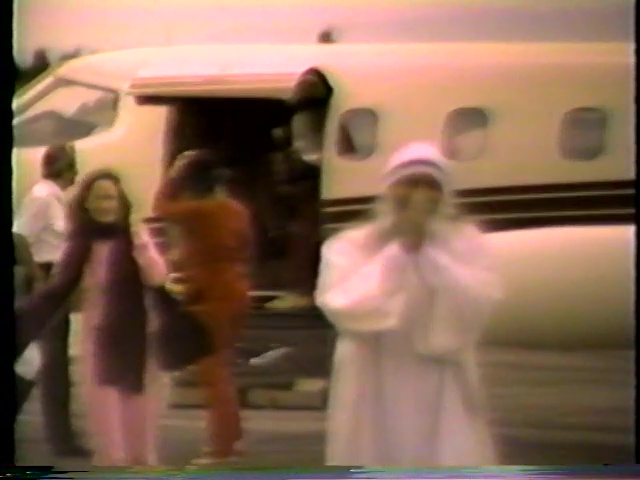 File:The Great Journey - Bhagwan Shree Rajneesh Coming from the East to the West (1982) ; still 44m 01s.jpg