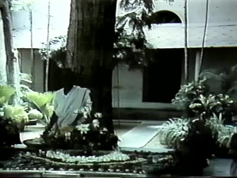 File:A Contemporary Guru - Rajnish (1974) ; still 04m 31s.jpg
