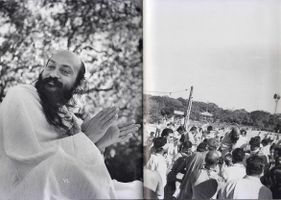 Photo VI : Bhagwan encouraging people to put their whole energy into the meditation Photo VII : Bhagwan leaving after the meditation