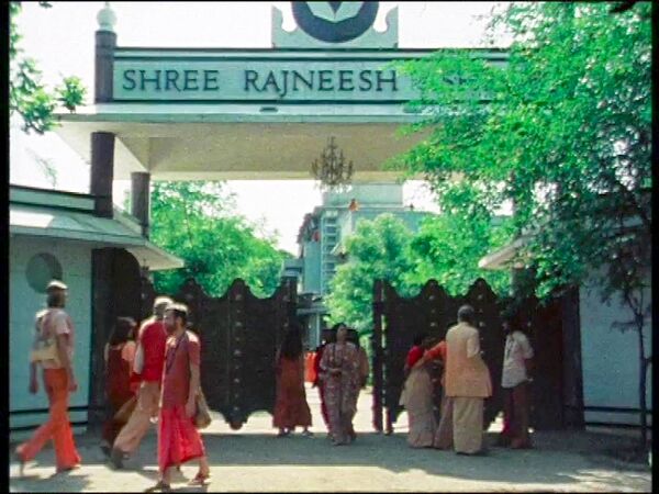 still 06m 39s - Rajneesh Ashram, the "Gateless Gate".
