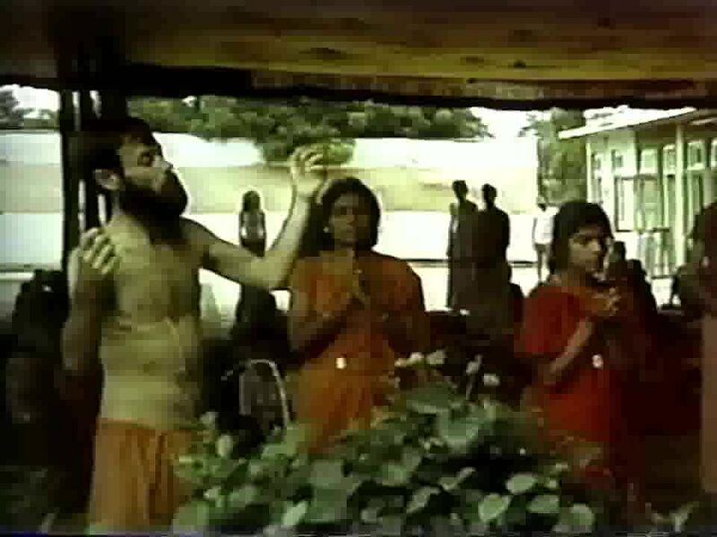 File:A Contemporary Guru - Rajnish (1974) ; still 27m 16s.jpg