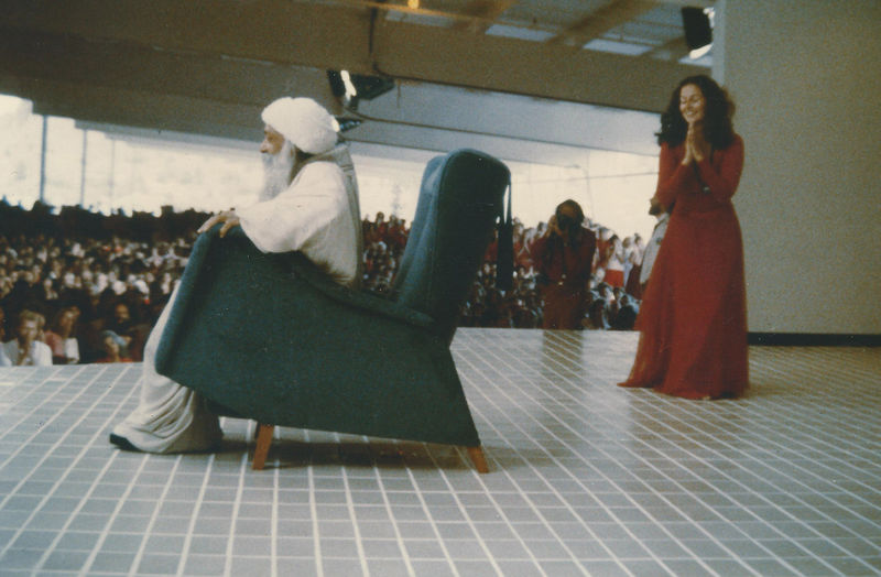 File:Gayan dancing at satsang 1983.jpg