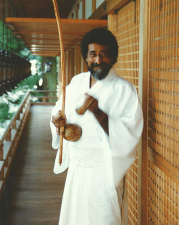 Japan tour, at the Tenkawa Shrine, 1998 : playing the birimbao