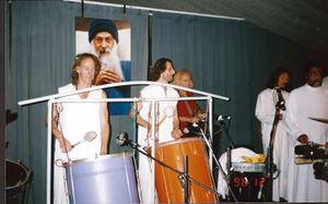 Buddha Hall, Poona, 1998 : Milarepa, Marco, German Sw., Satgyan, Nivedano and others (1 of 3)
