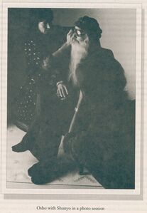 p.170 Osho with Shunyo in a photo session.