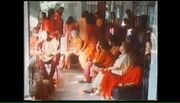 Thumbnail for File:Ashram in Poona - Bhagwans Experiment (1979) (version A)&#160;; still 07m 49s.jpg