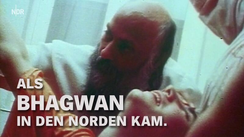 File:NDR - Als Bhagwan in den Norden kam (2022) ; still 01m 23s.jpg