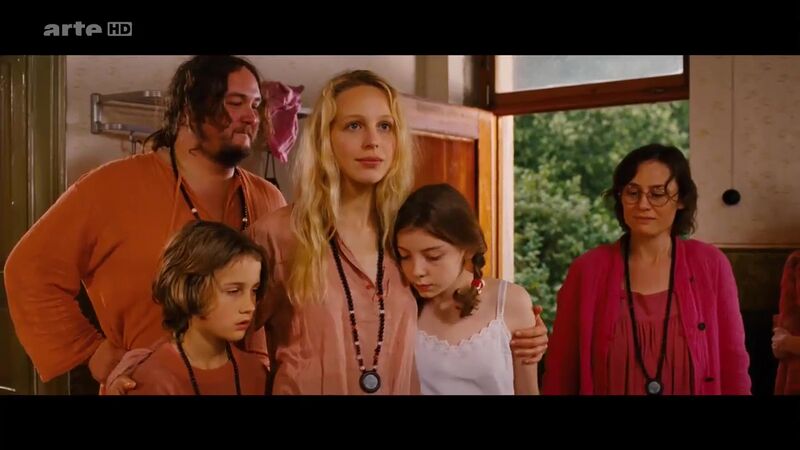 File:Sommer in Orange (2011) ; still 01h 34m 41s - Amrita with Lili and Fabian explaning her plans..jpg