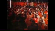 Thumbnail for File:Ashram in Poona - Bhagwans Experiment (1979) (version A)&#160;; still 01m 35s.jpg
