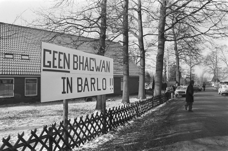 File:Barlo - Geen Bhagwan in Barlo - protest sign.jpg