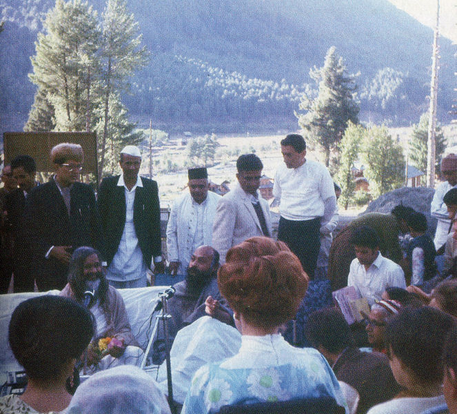 File:Maharishi and Rajneesh, 1969, Pahalgam, Kashmir - from Shumsky, Susan - Maharishi & Me.jpg
