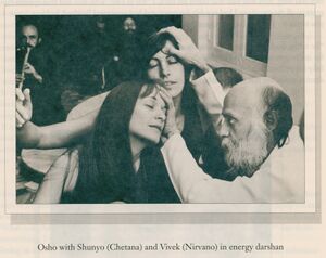 p.028 Osho with Shunyo (Chetana) and Vivek (Nirvano) in energy darshan.