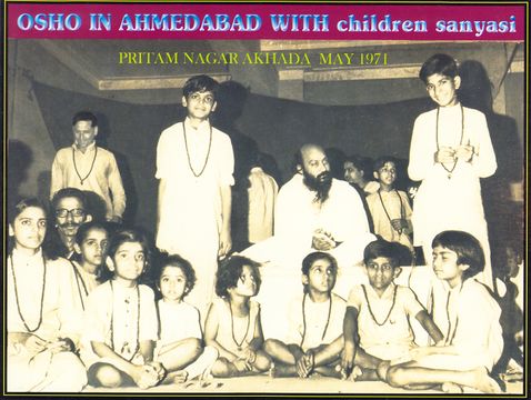 right side Osho is Sw Krishna Ashish (Maroo ji's son), bottom right first is Ashish's sister Ma Anand Bhavna