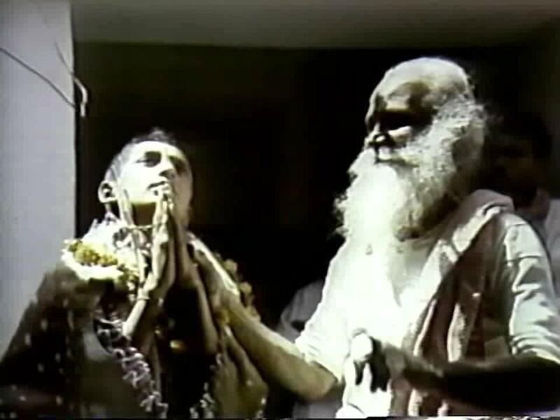 File:A Contemporary Guru - Rajnish (1974) ; still 03m 56s.jpg