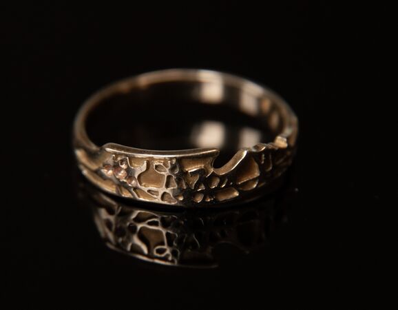 Ring with signature, gold. Made ca. 1991, Amsterdam commune jewelry dept. "Bulla".