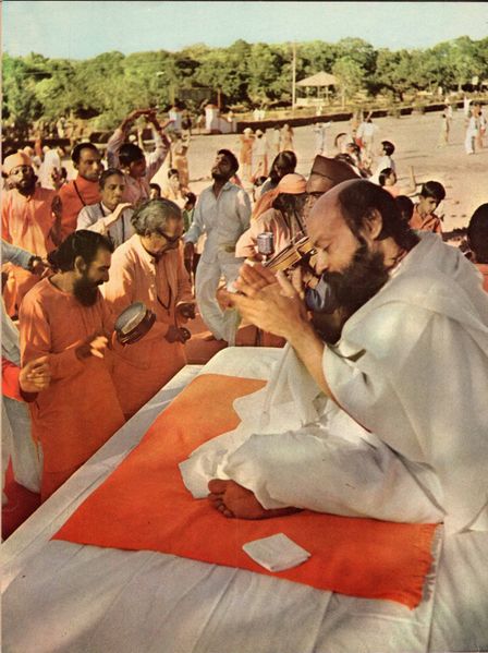 File:Rajneesh Darshan mag Mar-Apr 1976 inside photo.jpg
